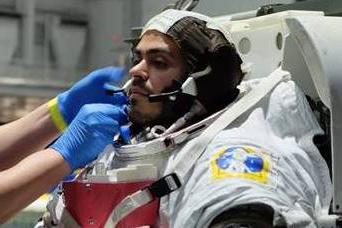 最安全的网投平台 Alumnus Mario Romero, member of Odysseus Lunar Landing crew makes history